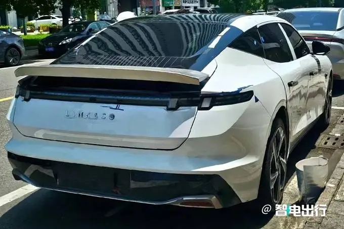 领克Z10最新街拍!8月预售 卖19.98万交个一又友?