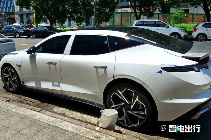 领克Z10最新街拍!8月预售 卖19.98万交个一又友?