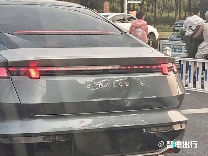 领克Z10最新街拍!8月预售 卖19.98万交个一又友?