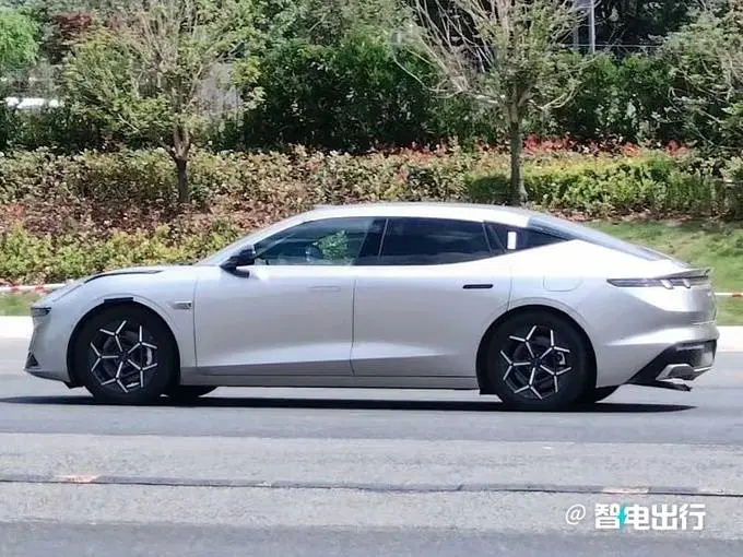 领克Z10最新街拍!8月预售 卖19.98万交个一又友?