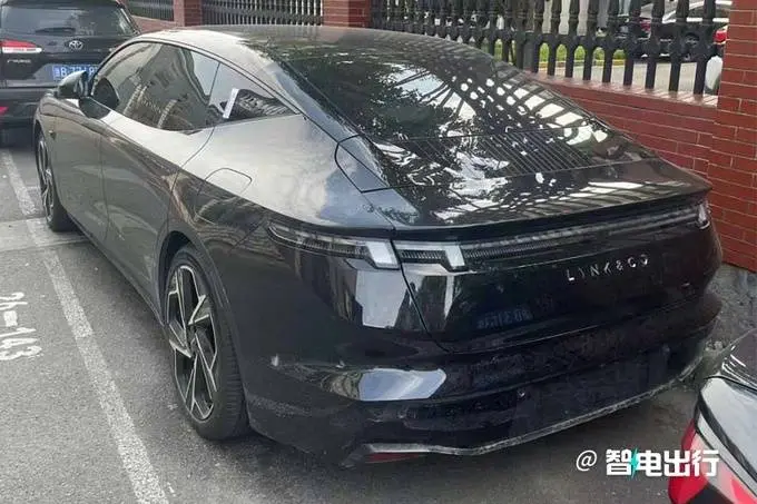 领克Z10最新街拍!8月预售 卖19.98万交个一又友?